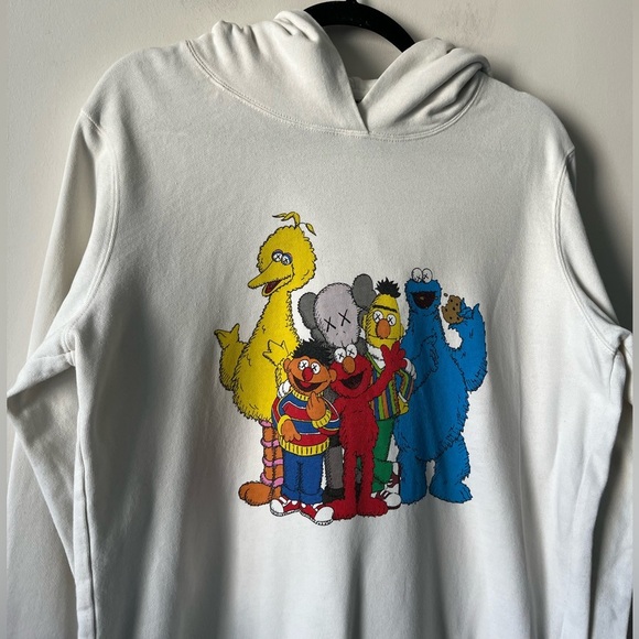 Uniqlo X KAWS Sesame Street hoodie Medium - Picture 3 of 8